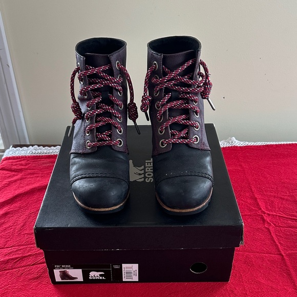Sorel Shoes - SOREL PDX Wedge Bootie in purple/dark gray with red laces, Size 8.5